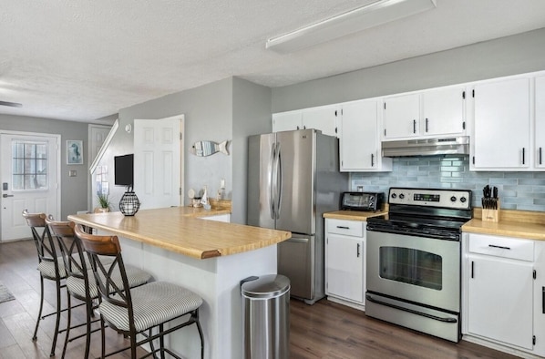 Frigorifero, microonde, forno, piano cottura