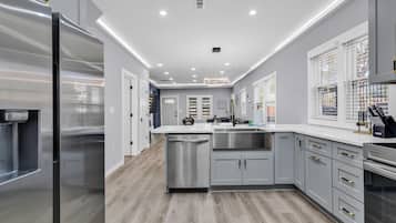 Casa Confort, 3 habitaciones, Terraza | Cocina privada | Refrigerador, microondas, horno y parrilla de estufa