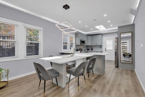 In-room dining - Spacious 3BR House in Charlotte (Charlotte)