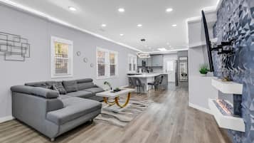 Hus – comfort, 3 soverom, terrasse | Oppholdsrom | En 55-tommers Flatskjerm-TV med digitale kanaler samt TV og Netflix