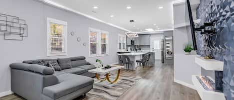 Comfort huis, 3 slaapkamers, terras | Woonkamer | Een 55-inch flatscreentelevisie met digitale zenders en televisie