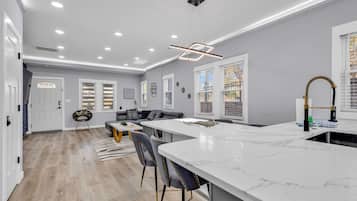 Hus – comfort, 3 soverom, terrasse | Spiseområde på rommet