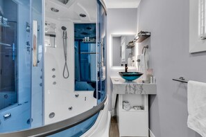 Comfort huis, 3 slaapkamers, terras | Badkamer | Gratis toiletartikelen, een haardroger, handdoeken, zeep