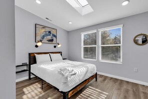 Comfort-Haus, 3 Schlafzimmer, Terrasse | Wohnbereich | 55-Zoll-Flachbildfernseher mit Digitalempfang, Fernseher, Netflix