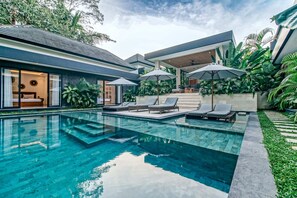 Villa básica, varias camas | Piscina | Una piscina al aire libre