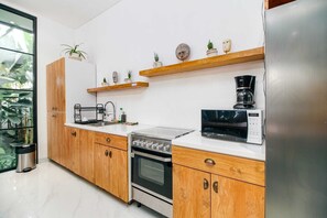 Basic Villa, Multiple Beds | Private kitchen | Fridge, microwave, oven, stovetop - Villa Green Pearl (Ubud)