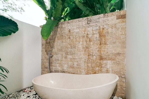 Villa básica, varias camas | Baño | Artículos de higiene personal gratuitos, secador de pelo, bidé y toallas