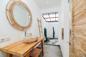 Basic Villa, Multiple Beds | Bathroom | Free toiletries, hair dryer, bidet, towels - Villa Green Pearl (Ubud)