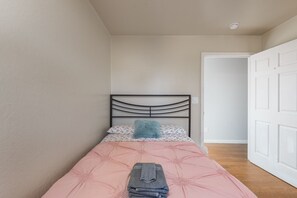 5 bedrooms, desk, WiFi, bed sheets