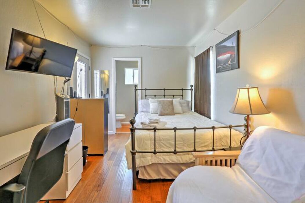 5 bedrooms, desk, WiFi, bed sheets