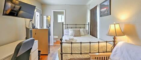5 bedrooms, desk, WiFi, bed sheets