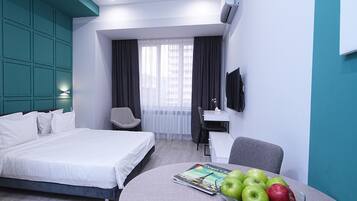 1 habitación, tabla de planchar con plancha y cuna de viaje