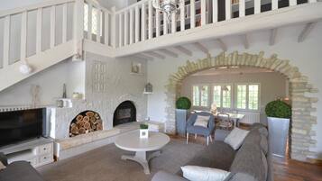 TV, fireplace