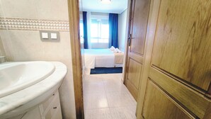 2 bedrooms, iron/ironing board, internet, bed sheets - Central Apartment & Beach (Torrevieja)