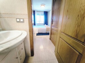 2 bedrooms, iron/ironing board, Internet, bed sheets - Central Apartment & Beach (Torrevieja)