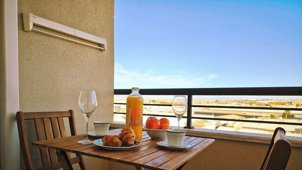Outdoor dining - Central Apartment & Beach (Torrevieja)