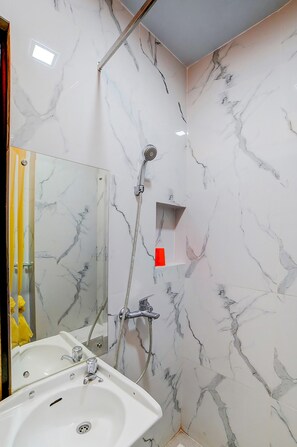 Economy-Doppelzimmer | Badezimmer | Dusche, Regendusche, Toilettenpapier
