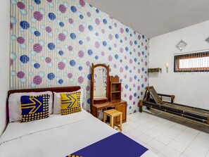 Doppia Basic | Una scrivania, Wi-Fi gratuito, lenzuola