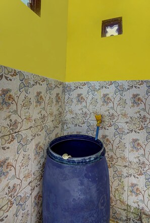 Chambre Double | Salle de bain | Douche, serviettes fournies, papier toilette