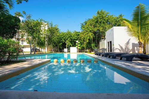 Luxury Apartment With Poll