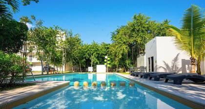 Luxury Apartment With Poll