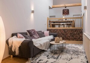 Lyxlägenhet | Vardagsrum | 80-centimeters LED-tv med kabelkanaler och tv