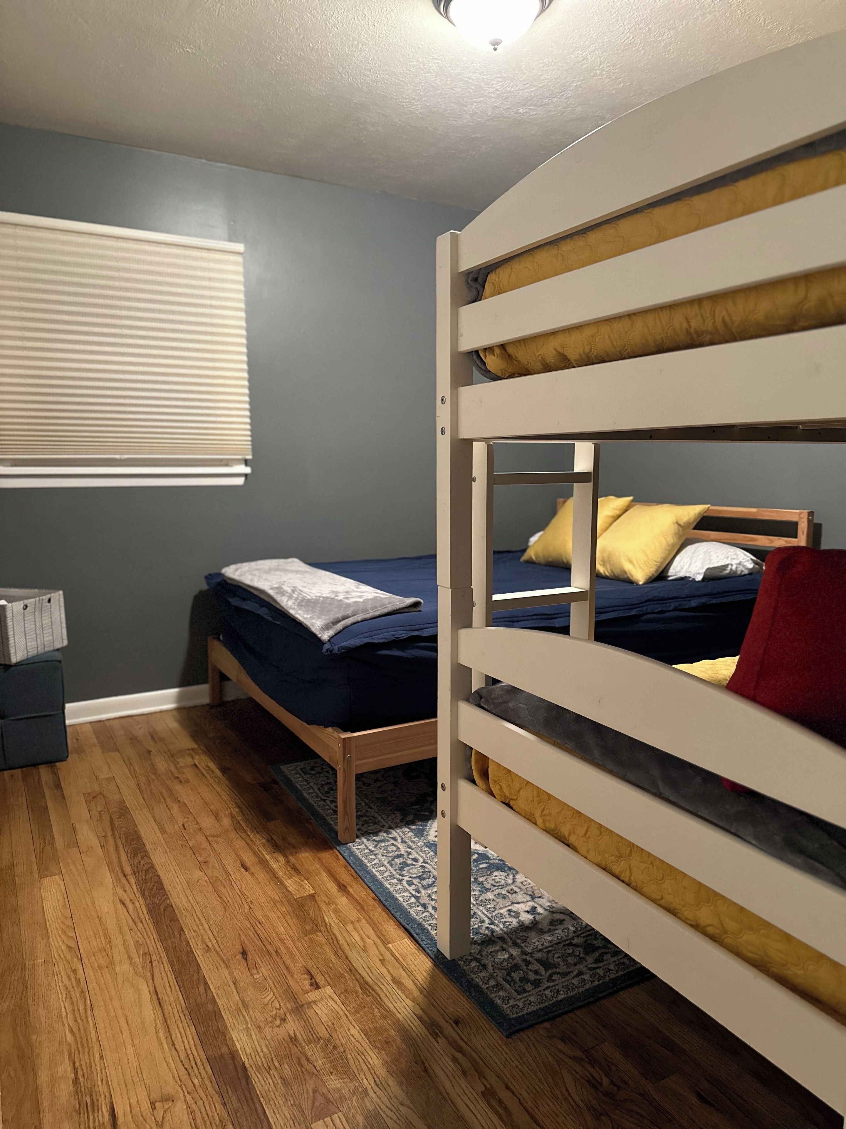 2 عدّة غرف نوم وسرير سفر وواي فاي وملاءات أسرّة