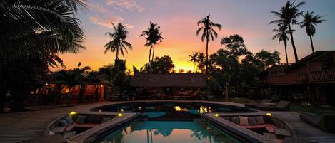 Una piscina al aire libre