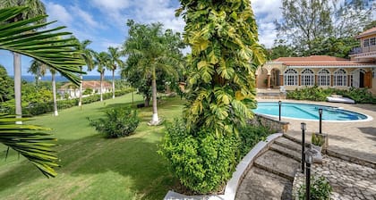 1br Music themed luxury villa suite - 15 minutes from airport