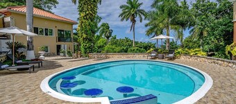 1br Music themed luxury villa suite - 15 minutes from airport