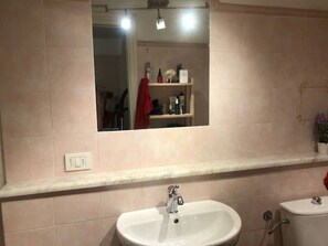 Dusche, Haartrockner, Bidet, Handtücher