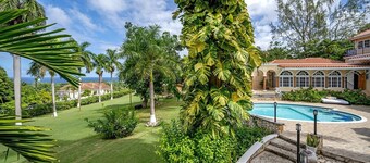 Luxury Master Penthouse Suite w Jacuzzi Sauna Staff Private Beach - 15 M Airport