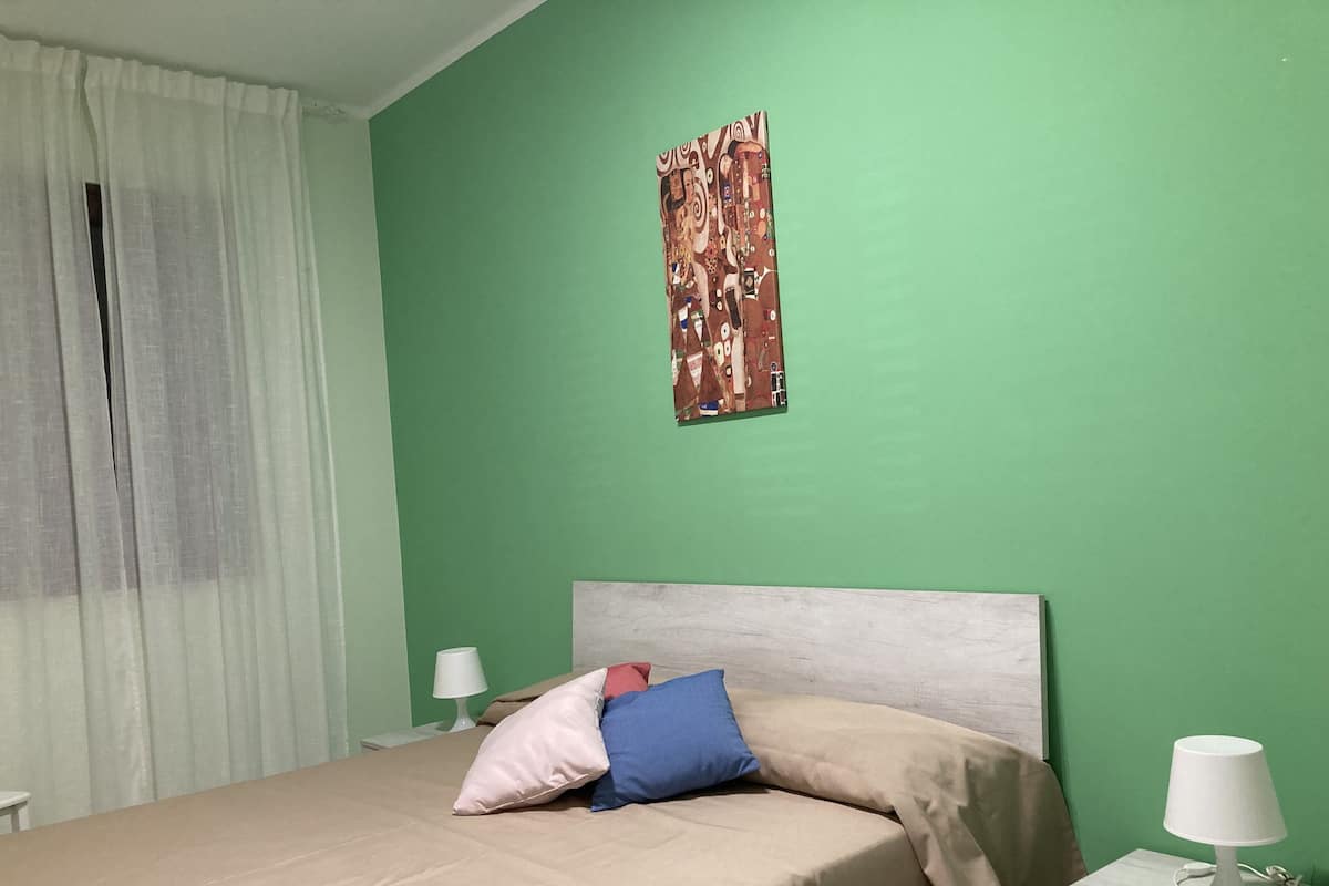 Kamar Double Basic | 1 kamar tidur, selimut bulu angsa, kedap suara, dan setrika/meja setrika