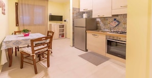 Comfort Room | Living area | 40-inch LCD TV with digital channels, TV, fireplace - Villa Vimani (Capaccio-Paestum)