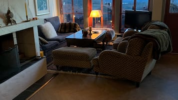 Televisie, een open haard en een stereo