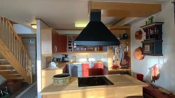 Frigorífico, horno, placa de cocina y lavavajillas