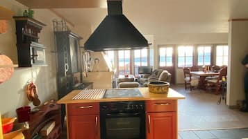 Frigorífico, horno, placa de cocina y lavavajillas