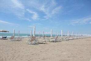 På stranden