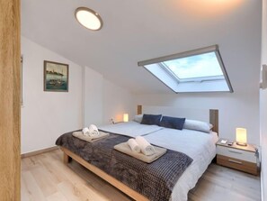 2 bedrooms, desk, Internet