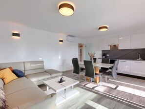 Télévision, baby-foot