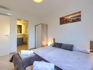 3 bedrooms, desk, free internet