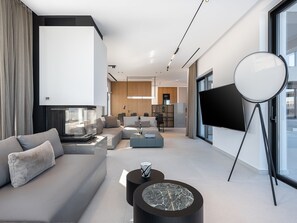 Smart TV, fireplace, offices - Stunning sea views, heated pool, fire pit, child pool: by etouri (Chania)