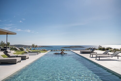 Stunning sea views, heated pool, fire pit, child pool: by etouri