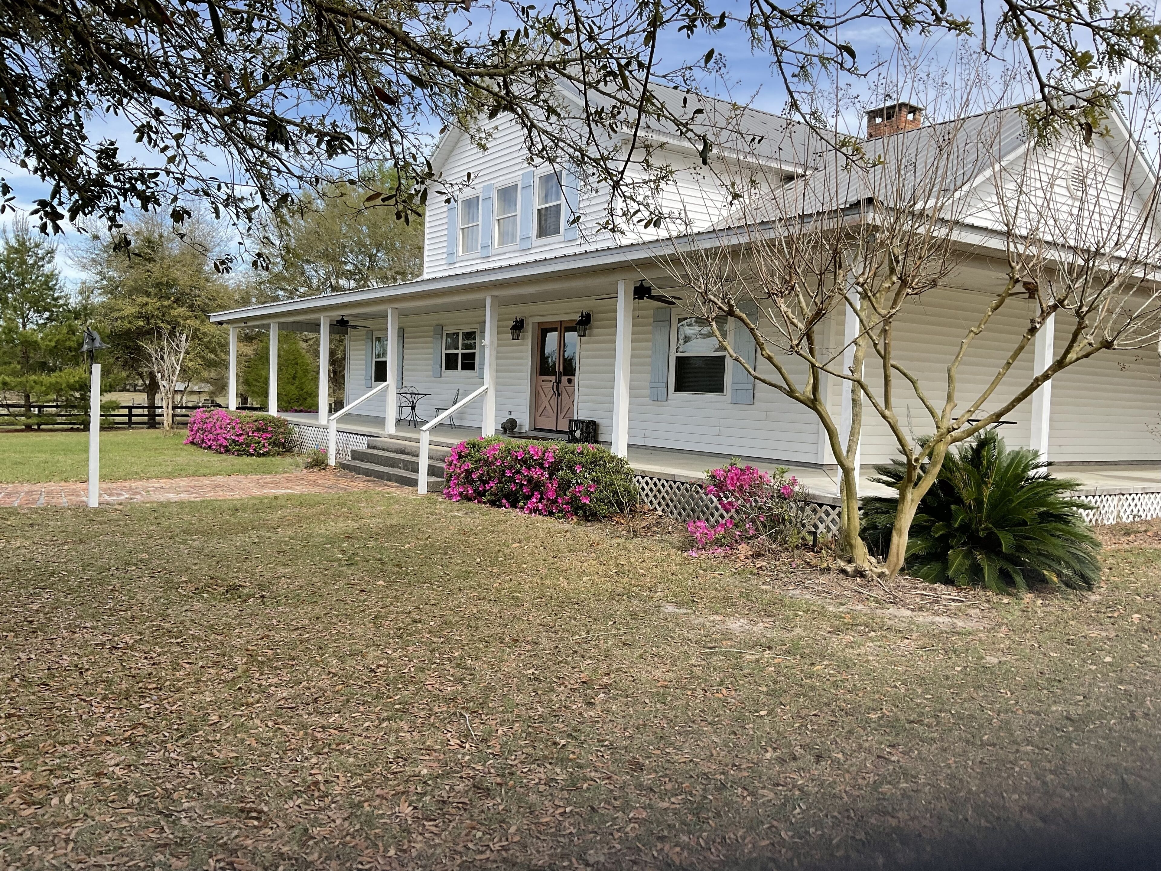 Spacious Farmhouse on 10 Acres near Fanning Springs