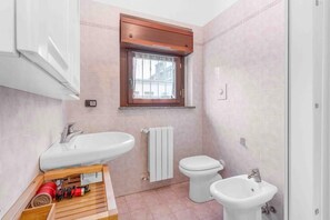 Dusche, Haartrockner, Bidet, Handtücher