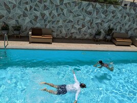 Piscine extérieure, chaises longues