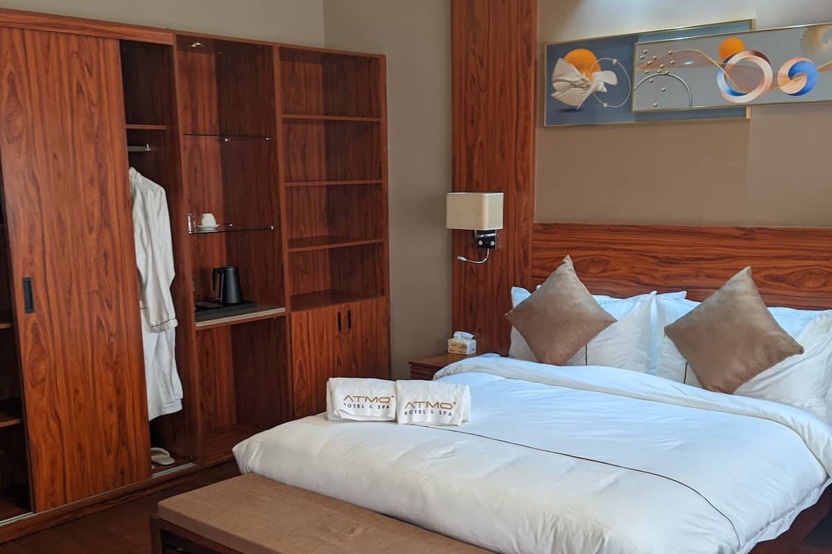 standard double room | minibar, in-room safe, desk, soundproofing