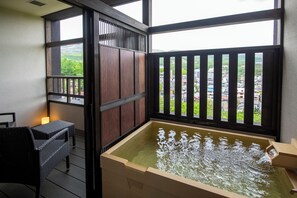 Minibar, Zimmersafe, individuell dekoriert, individuell eingerichtet