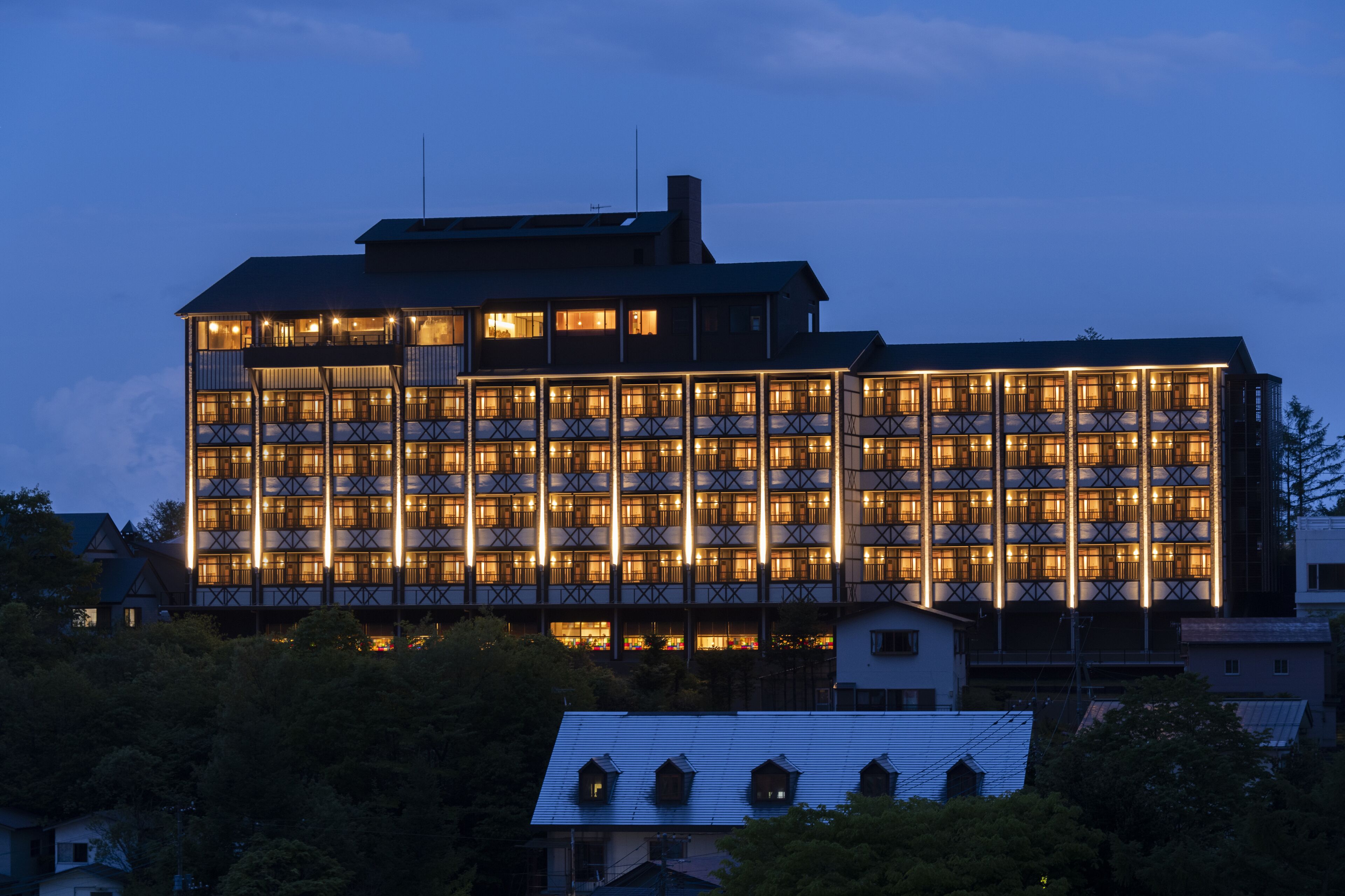 Un hotel de varios pisos con un diseño arquitectónico moderno, con balcones y ventanas amplias.