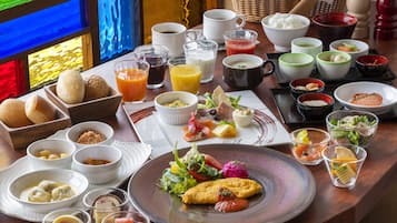 Desayuno buffet diario (JPY 2200 por persona)